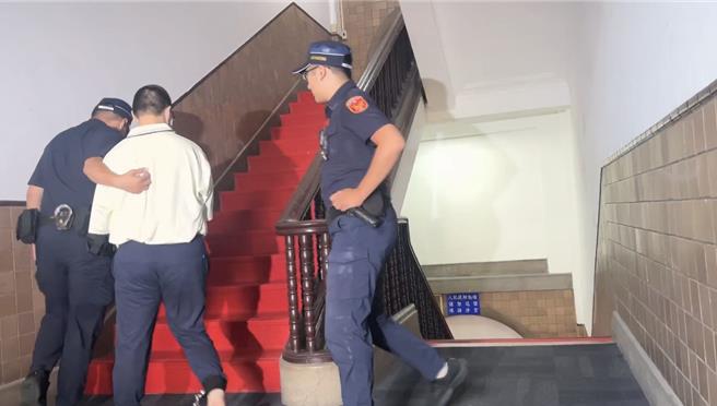 台北市私立幼兒園「園長之子」毛姓男子（圖著白上衣者）性侵、猥褻未滿7歲的6名女童，其中2人遭猥褻101次並有人遭強拍性影像，提訊過程中，被問及為何要性侵女童，他冷眼瞪著媒體不願回應。 （林偉信攝）