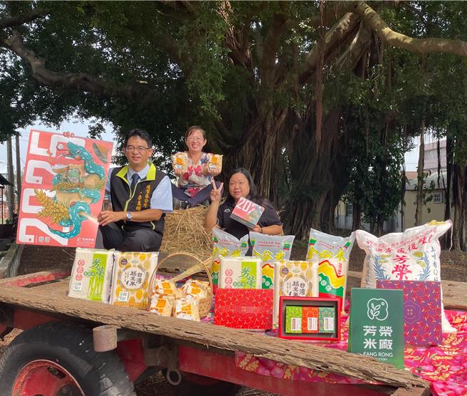 后壁区长李至彬（左一）说，欢迎民眾来后壁参加音乐会之余，不妨先造访菁察老街、俗女村游玩。（后壁区公所提供／张毓翎台南传真）