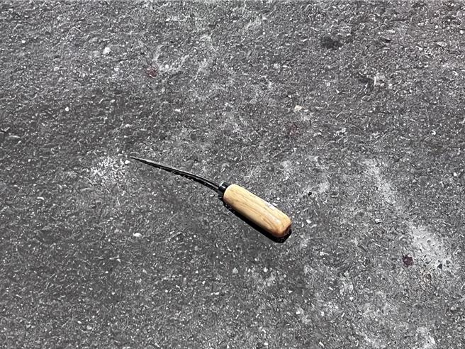 彰化陈男遭拦车，以为对方要问路，却遭对方持「木柄针锥」攻击，左眼受创严重。（民眾提供／叶静美彰化传真）