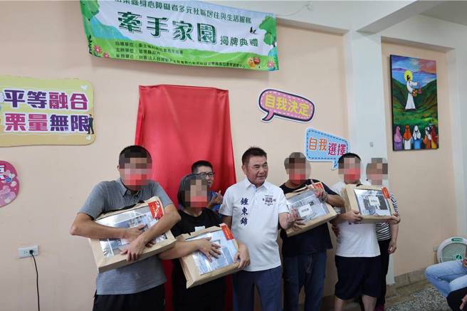苗栗縣政府成立的第5處牽手家園落腳竹南鎮，17日由苗栗縣長鍾東錦主持啟用，並贈送被褥等用具給入住人員。（謝明俊攝）