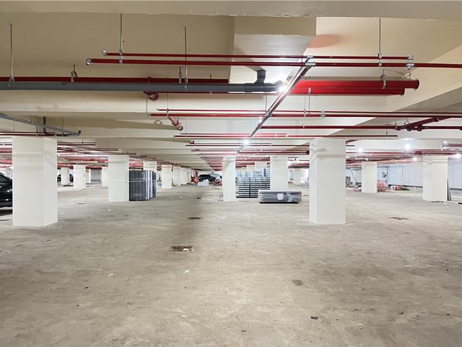 桃园市政府兴建中正公园地下停车场，预计明年2月完工，市议员徐景文说，中坜市区公有停车空间量能增加，部分路边停车格位处车流量大或是学校周边路段，恐阻碍交通建议涂销。（桃市交通局提供／吕筱蝉桃园传真）