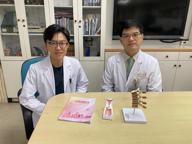 台湾更年期医学会理事长蔡景州（右）与秘书长王映文。（图／台湾更年期医学会提供）