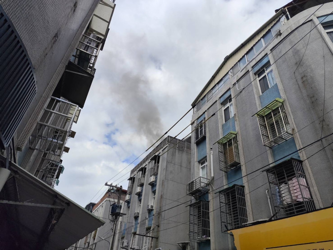 台北市士林区福华路惊传火警。（图／简铭柱翻摄）