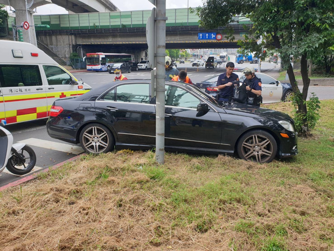 台北市内湖区今（17）日中午传出一起自撞车祸。（图／简铭柱翻摄）