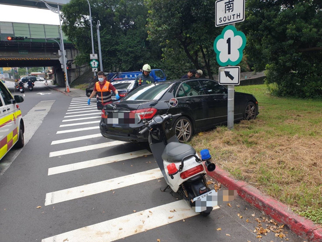 台北市内湖区今（17）日中午传出一起自撞车祸。（图／简铭柱翻摄）