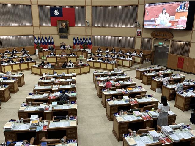 新北市议会16日爆发蓝绿议员衝突，民进党团总召张维倩今日大会，以程序问题率先向新北市议会议长蒋根煌抗议。（高钧麟摄）