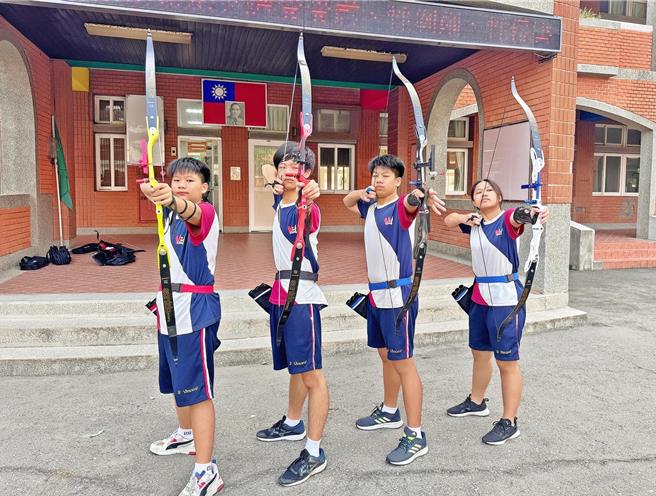 雲林縣四湖鄉文生高中今年9月初成立雲林沿海學校首支射箭隊，因經費短缺，隊員們買箭頭、箭羽自製箭枝，校方17日表示希望學生們透過射箭拓展視野，朝國際賽邁進。（張朝欣攝）