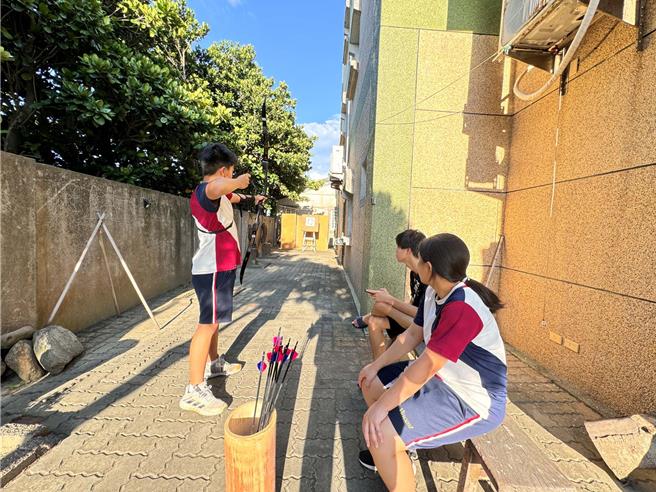 雲林縣四湖鄉文生高中今年9月初成立雲林沿海學校首支射箭隊，隊員們自製箭枝，並在指導老師蔡偉凡住家練習場苦練，校方17日表示偏鄉學生有必要接觸多元運動，藉此拓展視野。（張朝欣攝）