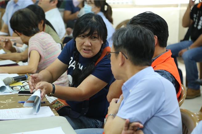 禁伐補償爭議延燒，民進黨籍原民立委伍麗華挨批未替原民挺身而出，為此，她稍早澄清，她以自己的政治生命擔保，禁伐補償6萬元一定會給，若無她退選。（伍麗華服務團隊提供／謝佳潾屏東傳真）