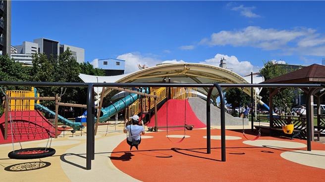 桃園市長張善政今天上午前往桃園區，視察經國兒童遊戲場暨幸福路電纜地下化。其中電纜地下化由市府、台電各負擔一半，共446萬元。遊戲場則斥資1000萬元，結合鄰近土地公廟，設計筊杯造型的遊具設施。（賴佑維攝）