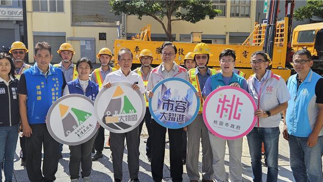 桃園市長張善政今天上午前往桃園區，視察經國兒童遊戲場暨幸福路電纜地下化。其中電纜地下化由市府、台電各負擔一半，共446萬元。遊戲場則斥資1000萬元，結合鄰近土地公廟，設計筊杯造型的遊具設施。（賴佑維攝）