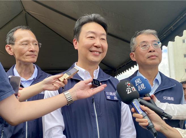 对于消基会与相关团体不满外送运价会议太临时，交通部长陈世凯17日表示，会议准备太仓促会检讨，会先拜访消基会后，确定各团体时间再开会，仍盼持续搜集各界意见。（蔡明亘摄）