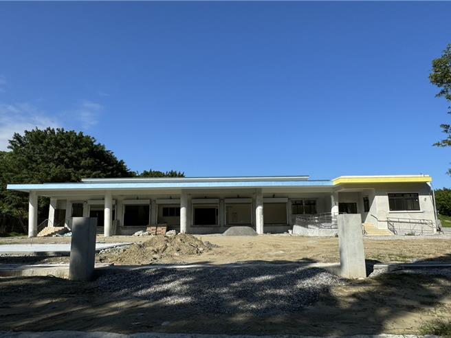 花蓮縣政府斥資近億元蓋「環保餐具清洗中心」，原規畫自營，近日卻擬OT營運再做一次可行性評估報告，遭多位議員痛批此舉本末倒置、浪費縣民納稅錢。（羅亦晽攝）