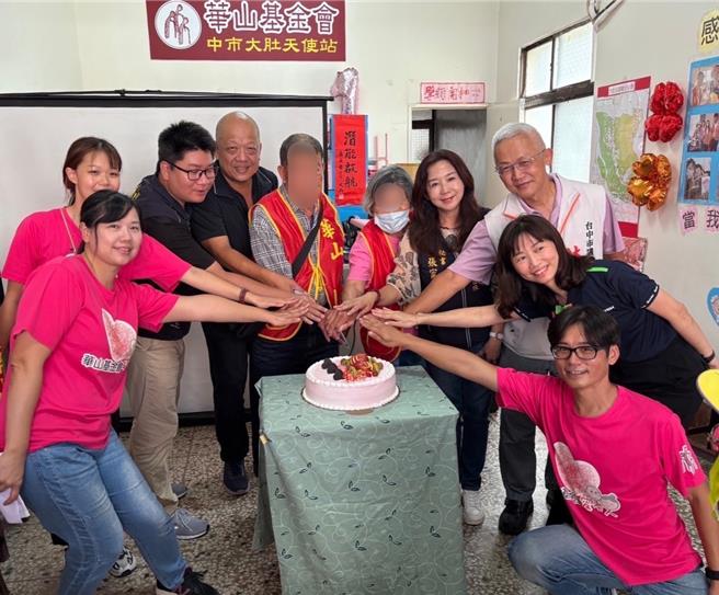 台中市大肚区7旬蔡爷爷独居在土角厝中，家具陈旧，华山基金会大肚天使站与业者合作为其布置新床，助蔡爷爷安心入睡，蔡爷爷17日出席大肚站周年感恩茶会分享感谢，一起切蛋糕。（华山基金会大肚天使站提供／潘虹恩台中传真）