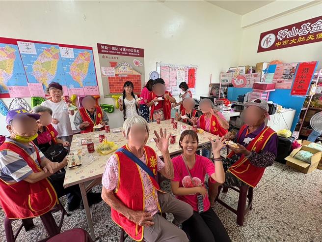 华山基金会大肚爱心天使站成立已满14年，目前服务中的长辈有70位，大肚站17日举办周年感恩茶会，邀请多位长辈们于疫后走出家门同乐。（华山基金会大肚天使站提供／潘虹恩台中传真）