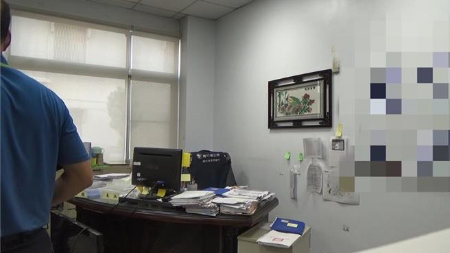 嘉义县调查站干员今年7月2日搜索义竹乡公所调查绿能弊案。（本报资料照）