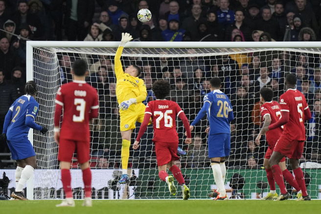 英超切尔西、利物浦两队在大门前混战。（美联社资料照）