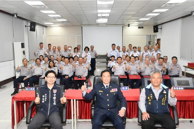 桃园市桃园市中坜警分局今天举办服务资深民防人员表扬典礼。(中坜警分局提供／吕筱蝉桃园传真)