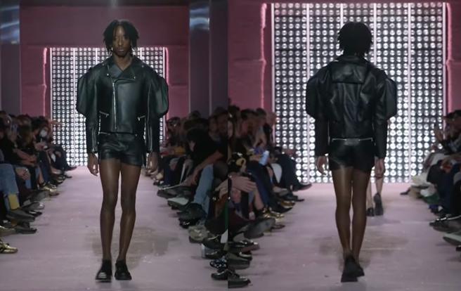 正面看似普通的大衣，背面却是搭配电动滚轮按摩器。（翻摄自villa Noailles Youtube 频道）