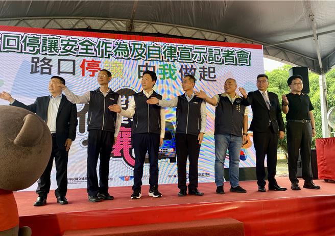 交通部长陈世凯（左三）17日表示，要求大型车路口停让并确实做出指差确认，保障行人安全。（蔡明亘摄）