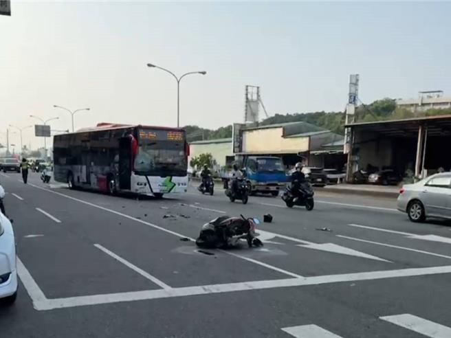 台中市52歲洪姓機車騎士17日下午2時多行經烏日區中山路三段609號前，與28歲許姓男子駕駛的中鹿客運公車相撞，洪當場倒地不起，無呼吸心跳，經送往烏日林新醫院搶救仍不治。（民眾提供／潘虹恩台中傳真）