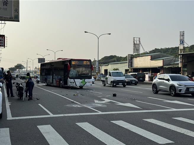 台中市52歲洪姓機車騎士17日下午2時多行經烏日區中山路三段609號前，與28歲許姓男子駕駛的中鹿客運公車相撞，洪當場倒地不起，無呼吸心跳，經送往烏日林新醫院搶救仍不治。（民眾提供／潘虹恩台中傳真）