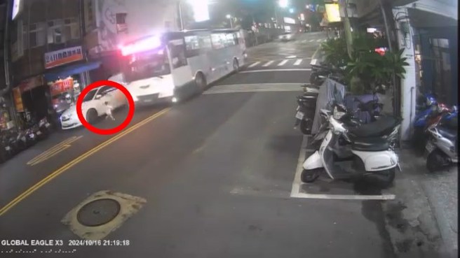 幼童圍繞白色轎車跑步嬉戲，差點被經過的公車撞上，還好司機及時發現煞停。（翻攝臉書爆廢公社二館）