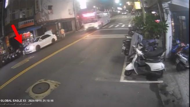 幼童圍繞白色轎車跑步嬉戲，差點被經過的公車撞上，還好司機及時發現煞停。（翻攝臉書爆廢公社二館）