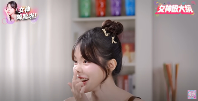 李多慧用手大力推鼻子，證明並沒有動刀。（圖／翻攝自YouTube 中時新聞網娛樂）