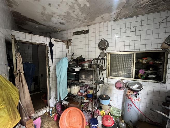 基隆日前因山陀儿颱风造成淹水灾情，一名住在基隆信二路36巷独居高姓阿嬷家中被土石掩埋，议员找志工一同协助清理。（市议员陈宜提供／徐佑升基隆传真）