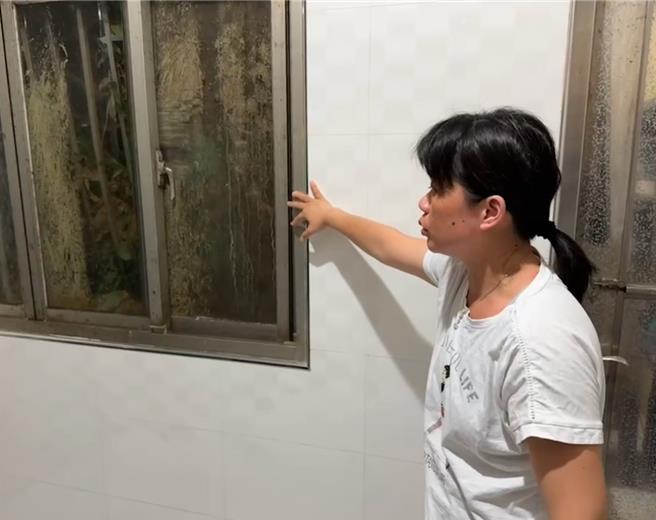 基隆日前因山陀儿颱风造成淹水灾情，基隆中山区中和路山林松境社区也因颱风崩塌，导致山坡地土石流入民宅，但仍有大量土方压在民宅后方，住户表示相当担心。（市议员施伟政提供／徐佑升基隆传真）