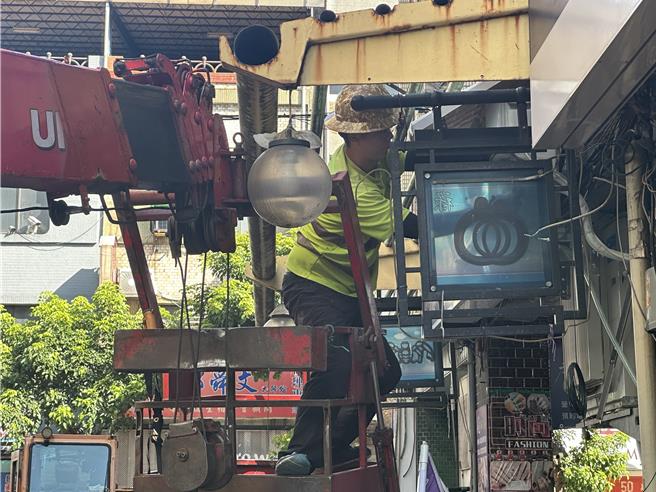 记者今（17）日实地观察，违建拆除大队正逐片拆除中。（高钧麟摄）