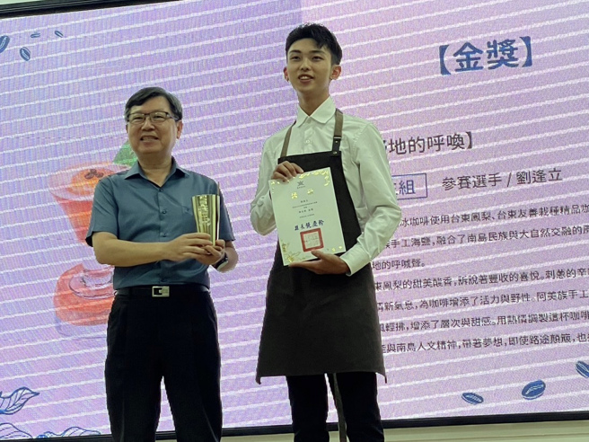 农业部农村发展及水土保持署臺东分署李正钧分署长，颁发学生组金奖。(照片/龙华科技大学提供)