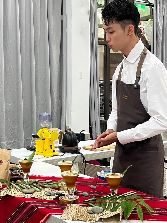 刘逢立调制咖啡神情专注，赛前多方尝试如何以新鲜刺葱巧妙融入饮品。(照片/龙华科技大学提供)