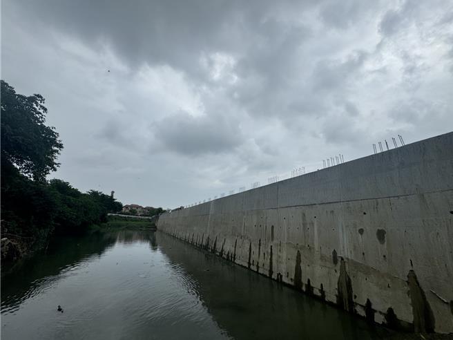 台南市政府施工改善六分寮中排二護岸。（台南市政府提供／寶智華台南傳真）