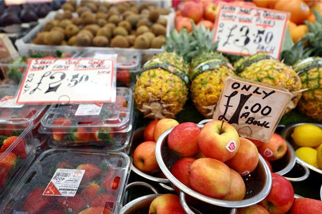 英国伦敦一处超市陈列的水果（图／路透社）