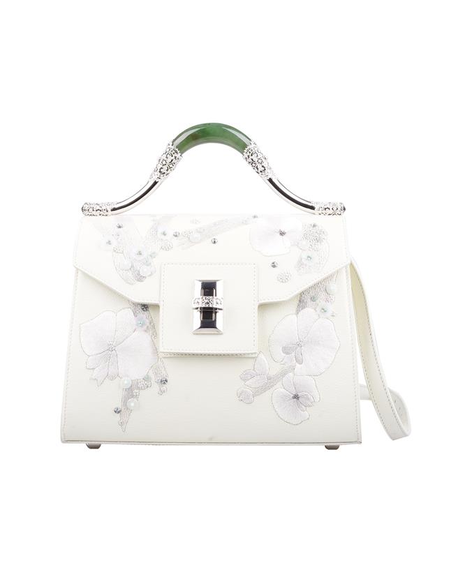 2024秋冬系列羊皮刺繡玉鐲提包，售價7萬4800元。（夏姿.陳提供／黃唯淯台北傳真）