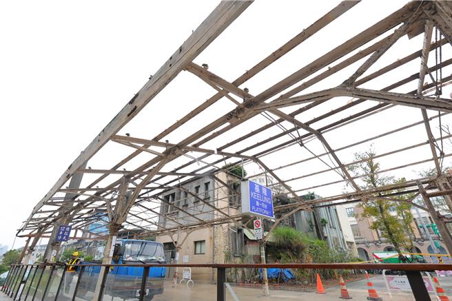 台鐵基隆站鐵鑄雕花月台棚架因結構嚴重鏽蝕，排定17日拆除，有許多民眾表示不捨。最終台鐵表示先暫緩拆除，將邀集相關單位研議。（基隆市政府提供／徐佑昇基隆傳真）