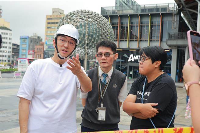 台鐵基隆站鐵鑄雕花月台棚架因結構嚴重鏽蝕，排定17日拆除，基隆市長謝國樑至現場表達希望再協調，台鐵表示先暫緩拆除。（基隆市政府提供／徐佑昇基隆傳真）