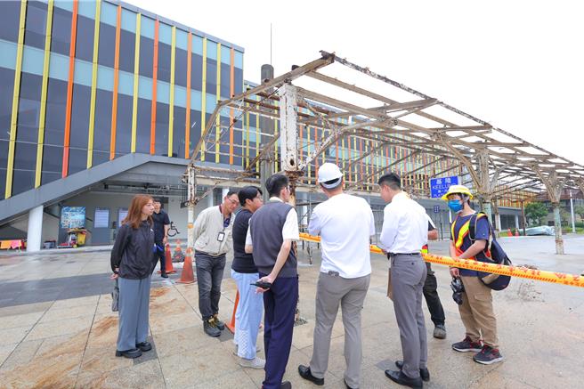 台鐵基隆站鐵鑄雕花月台棚架因結構嚴重鏽蝕，排定17日拆除，基隆市長謝國樑至現場表達希望再協調，台鐵表示先暫緩拆除。（基隆市政府提供／徐佑昇基隆傳真）