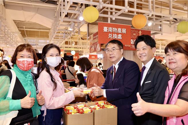 台南市长黄伟哲（右三）今天到高雄宣传「四百礼讚 台南物产展」。（台南市政府提供／曹婷婷台南传真）