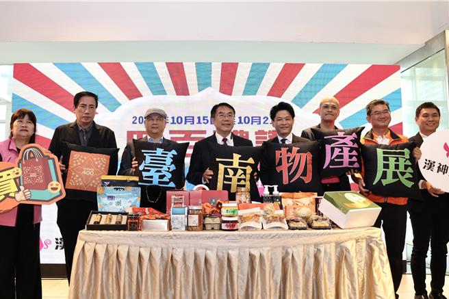 「四百礼讚 台南物产展」于高雄汉神巨蛋购物广场8楼热烈开展，台南市长黄伟哲（左五）今天到高雄当代言人宣传。（台南市政府提供／曹婷婷台南传真）