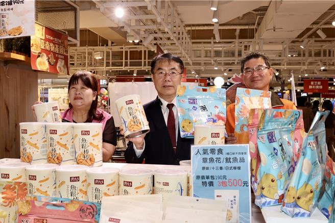 台南市长黄伟哲（中）今天到高雄宣传「四百礼讚 台南物产展」。（台南市政府提供／曹婷婷台南传真）