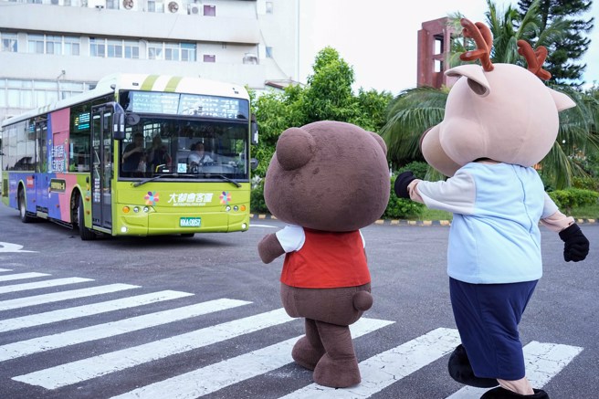 交通部部長陳世凱17日出席「全國客運、遊覽車及貨運業路口停讓安全作為及自律宣示」記者會，會中率領公路局轄下各單位、地方政府與全國客運、遊覽車及貨運業者等共同宣示守護行人路口安全決心。圖為公車司機示範停讓行人。（羅永銘攝）
