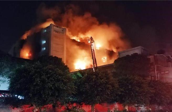 桃園2018年敬鵬大火，檢警發現業者使用易燃材質風管，也未定時清理，又在防火間增建違章建築，害死6勇消和2移工，桃園地院法官審酌黃男第一時間捐款千萬給消防，也與家屬和解，緩刑3年，檢方不滿上訴，法院駁回，全案定讞。（本報資料照片）