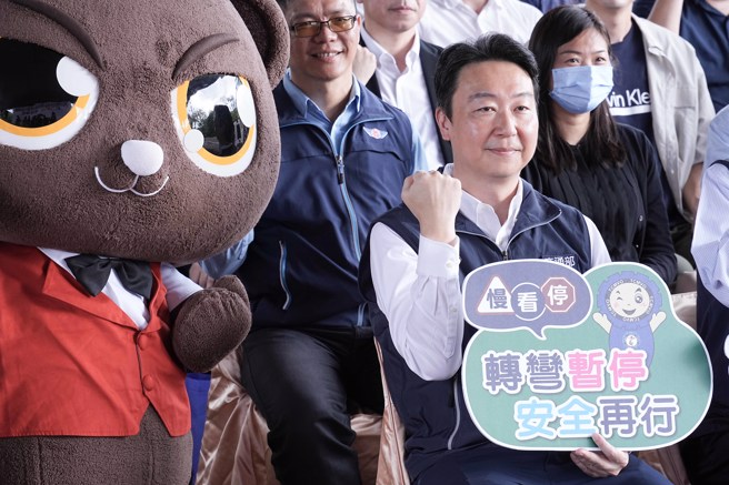  交通部部長陳世凱（前）17日出席「全國客運、遊覽車及貨運業路口停讓安全作為及自律宣示」記者會，會中致詞表示，希望駕駛都可以落實指差確認的動作，相信可以保證多數行人的安全。（羅永銘攝）