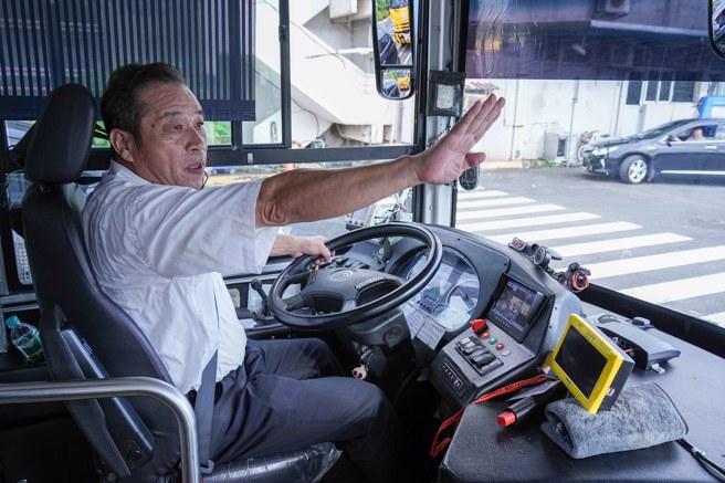 交通部部長陳世凱17日出席「全國客運、遊覽車及貨運業路口停讓安全作為及自律宣示」記者會，會中率領公路局轄下各單位、地方政府與全國客運、遊覽車及貨運業者等共同宣示守護行人路口安全決心。圖為公車司機示範指差確認動作。（羅永銘攝）