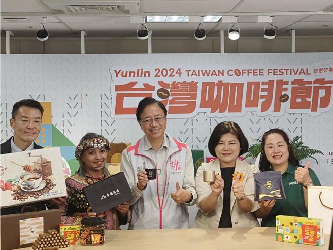 桃园市长张善政17日和云林县长张丽善在桃园「好咖直播开箱秀」，行销桃园、云林的咖啡。2人为即将在云林古坑绿色隧道举办的「台湾咖啡节」、桃园復兴角板山公园的「復兴好咖节」宣传，欢迎民眾到2地品嚐在地好味道。（赖佑维摄）