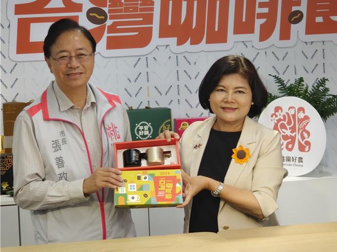 桃园市长张善政17日和云林县长张丽善在桃园「好咖直播开箱秀」，行销桃园、云林的咖啡。2人为即将在云林古坑绿色隧道举办的「台湾咖啡节」、桃园復兴角板山公园的「復兴好咖节」宣传，欢迎民眾到2地品尝在地好味道。（赖佑维摄）