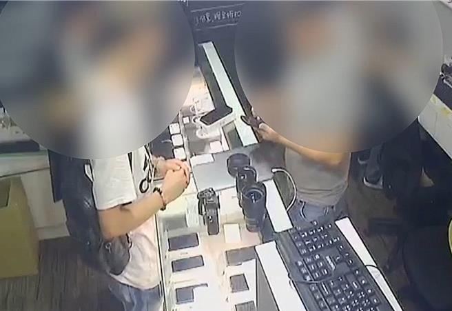 民眾党资讯人员偷走党部摄影器材，拿到店家变卖。（警方提供）